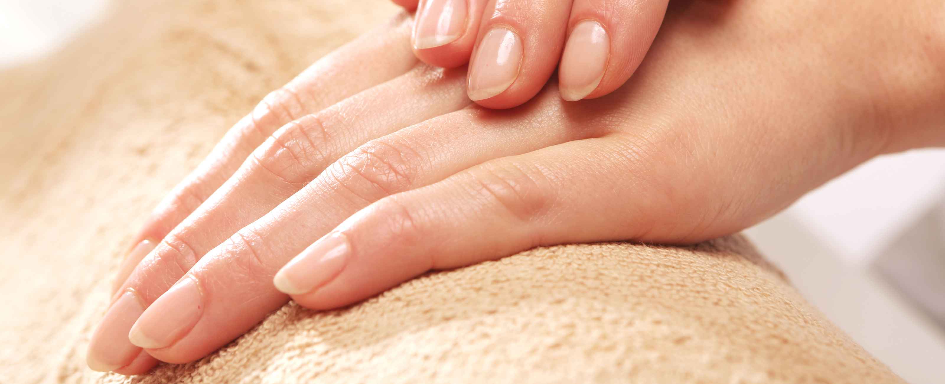 Adoptez de bons gestes pour favoriser la pousse des ongles !