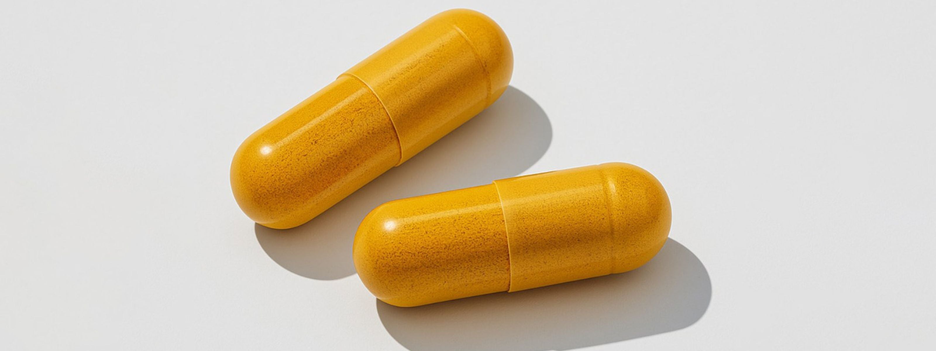 photos de gélules de curcuma sur fond gris en haute qualité