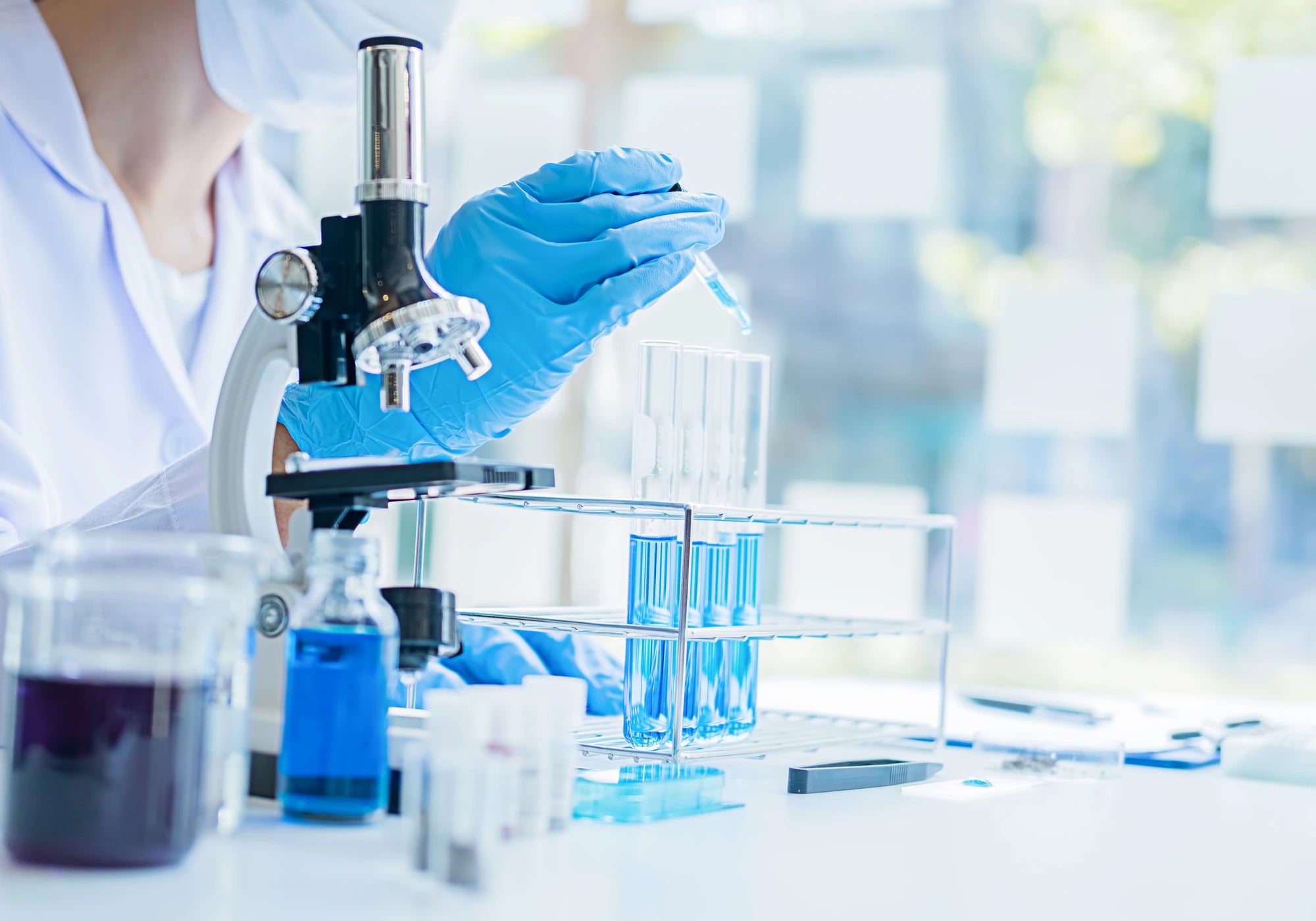 Chercheur en laboratoire analysant l’extrait de safran Safr’Inside™ pour valider ses effets anti-stress et bien-être