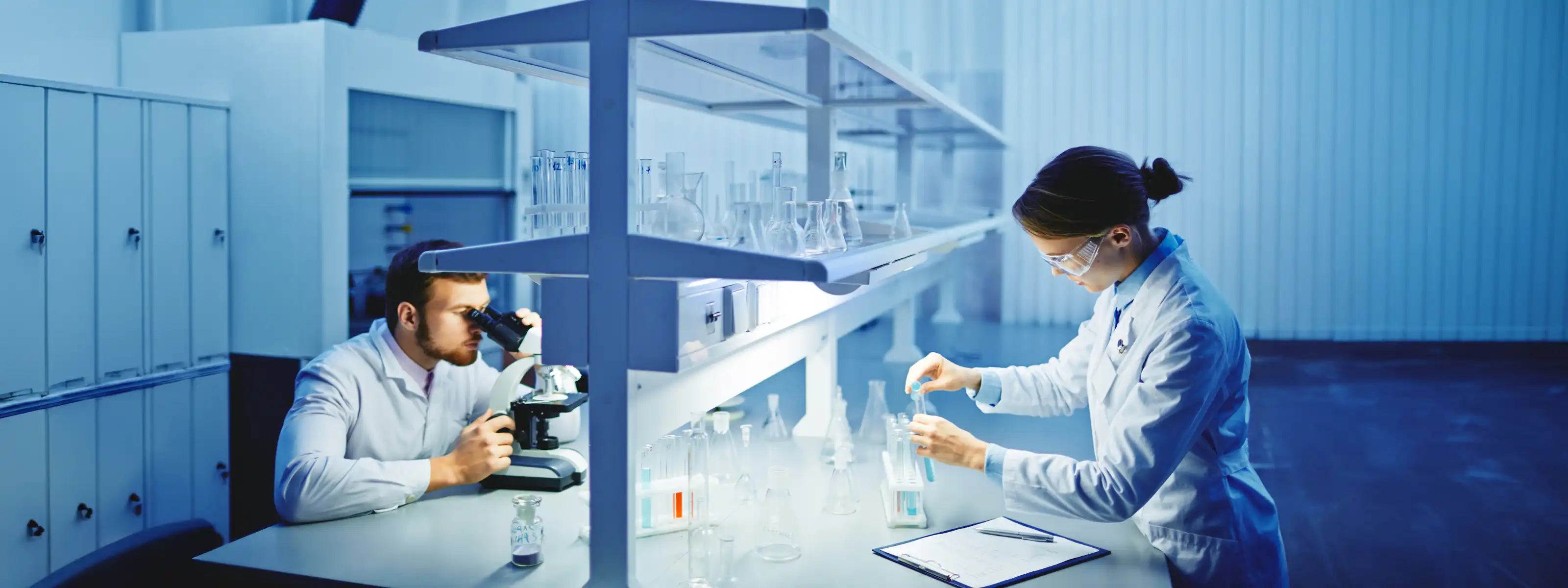 Chercheurs en laboratoire étudiant le Safr’Inside™, extrait breveté de safran aux multiples bienfaits