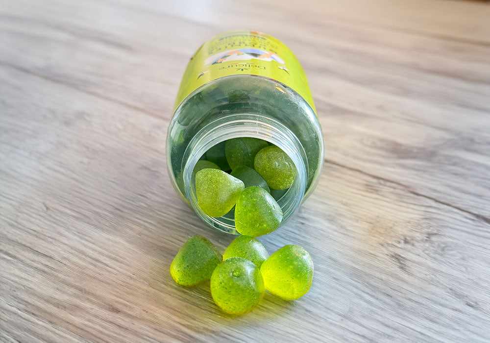 image d'un pot de gummies au cbd pomme-kiwi délicure. 60 gummies riches en cannabidiol et sans sucre