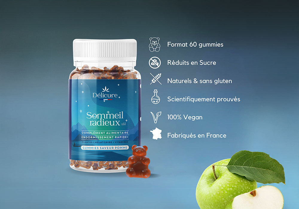 Flacon de 60 gummies Sommeil radieux Délicure, saveur pomme, illustré sur fond bleu avec un ourson gummy et une pomme verte, accompagné de pictogrammes indiquant une formule réduite en sucre, naturelle, sans gluten, vegan et fabriquée en France