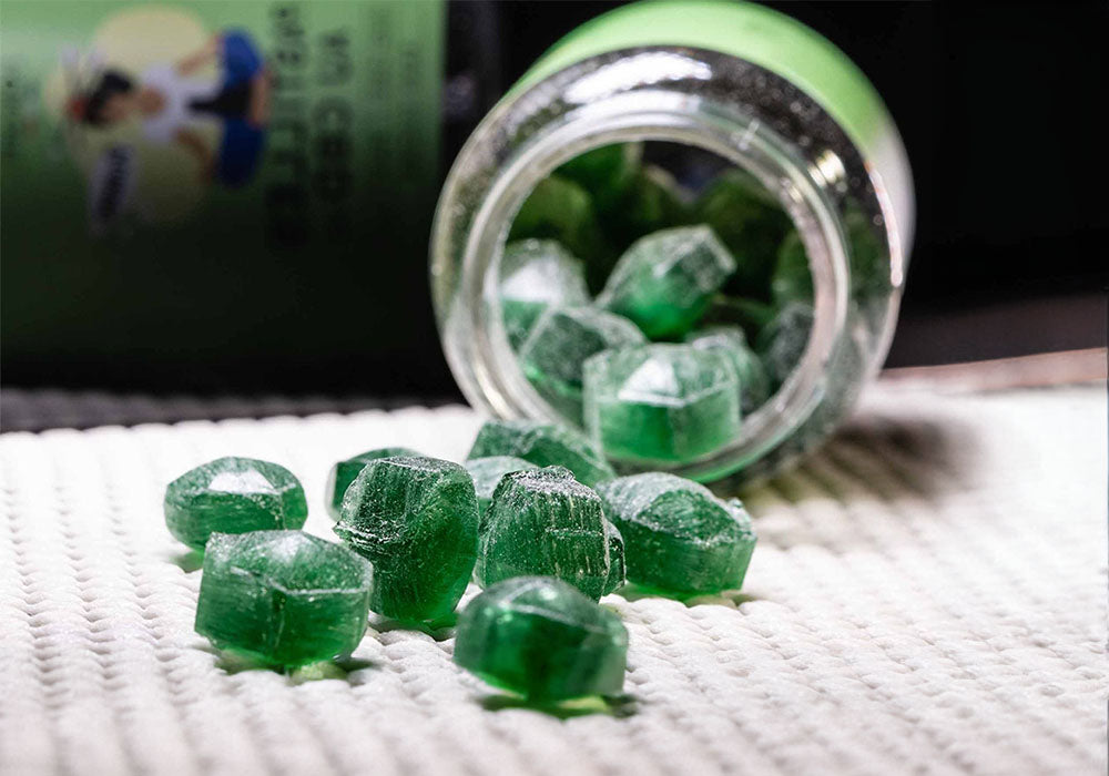 gros plan sur les bonbons au cbd à la pomme sans sucre de la marque delicure.