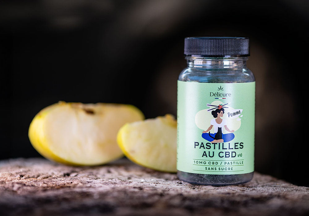 image d'un pot de bonbons CBD pomme sans sucre de délicure, idéales pour se détendre efficacement