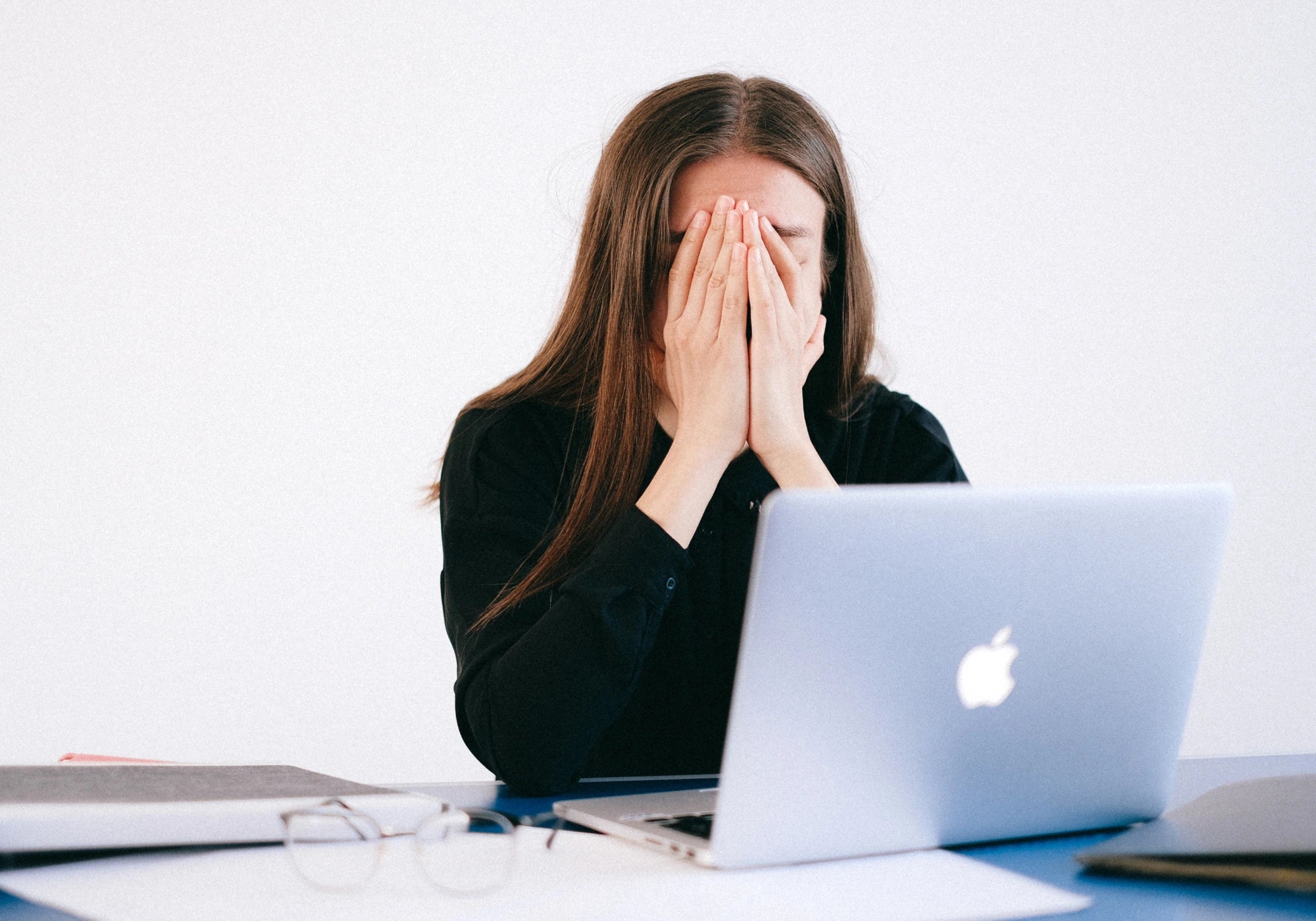Femme stressée et fatiguée au travail, illustration des effets du stress que les gummies au safran délicure aident à réduire
