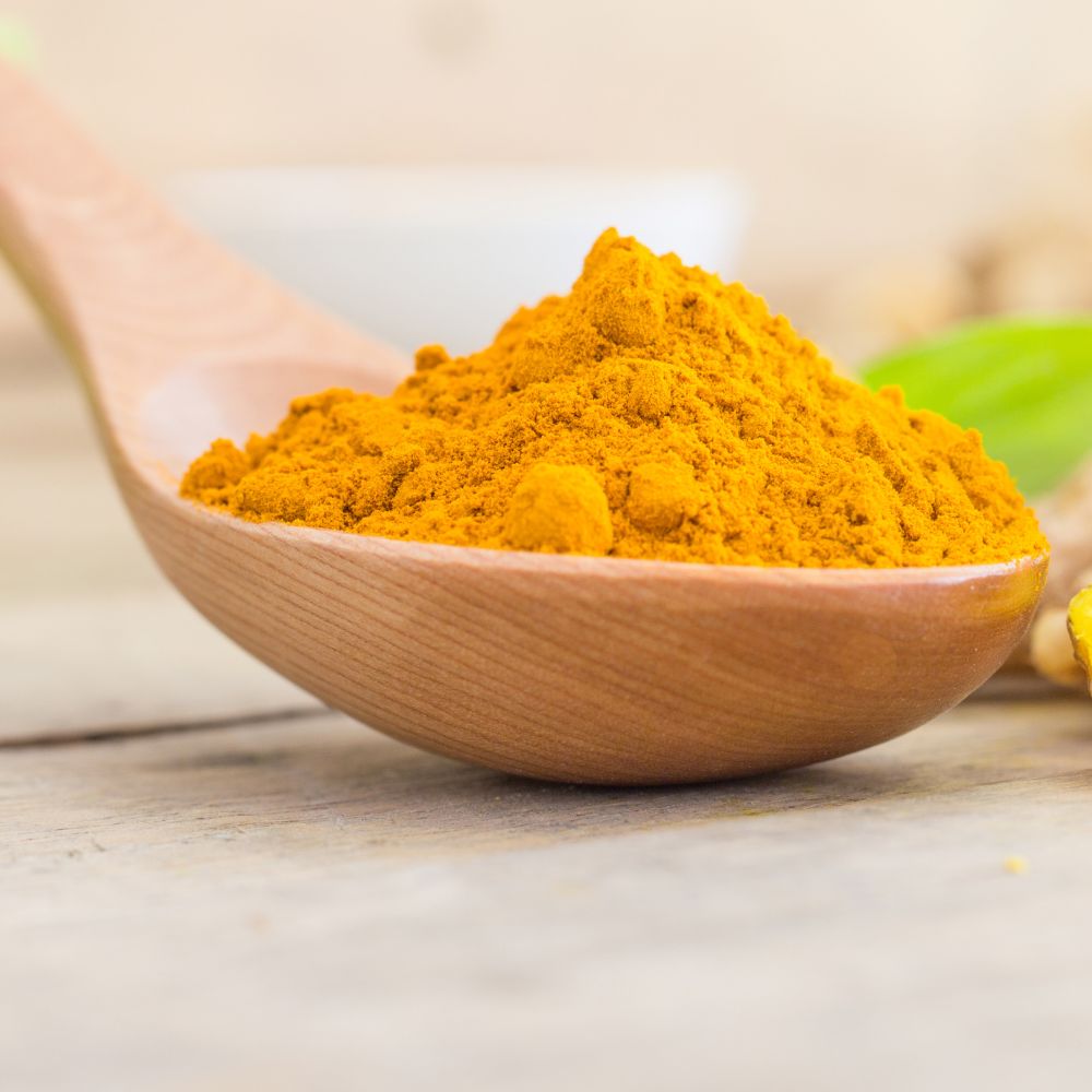Bol de poudre de curcuma pur, concentré naturel d’antioxydants et d’actifs pour la santé