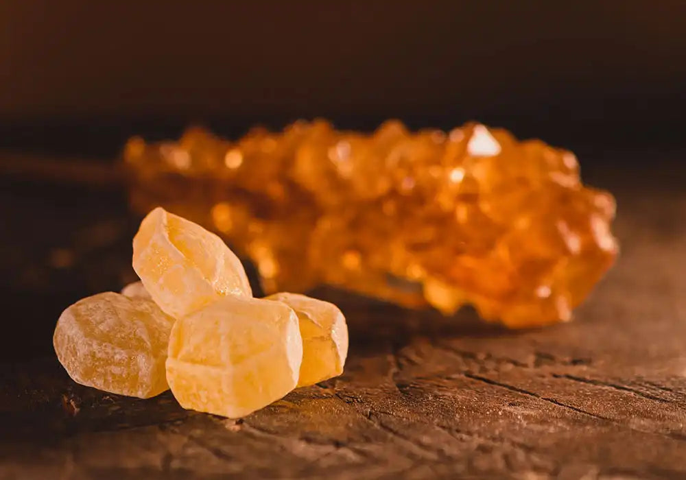 Gros plan sur les bonbons cbd miel délicure avec en arrière plan un morceau de miel