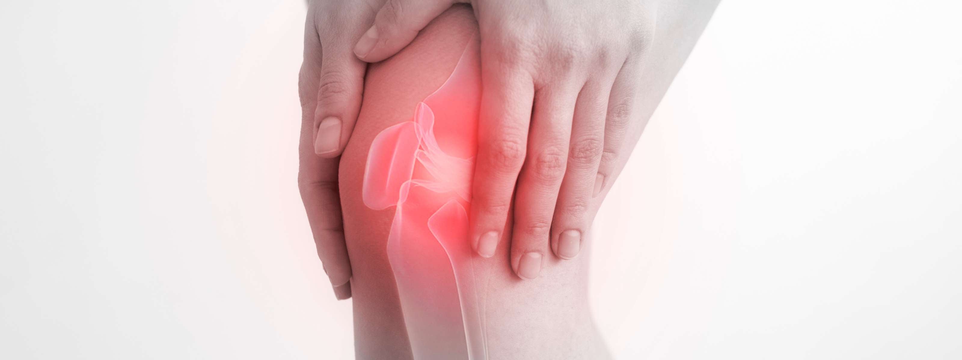 Personne touchant son genou, zone rouge indiquant une douleur articulaire.