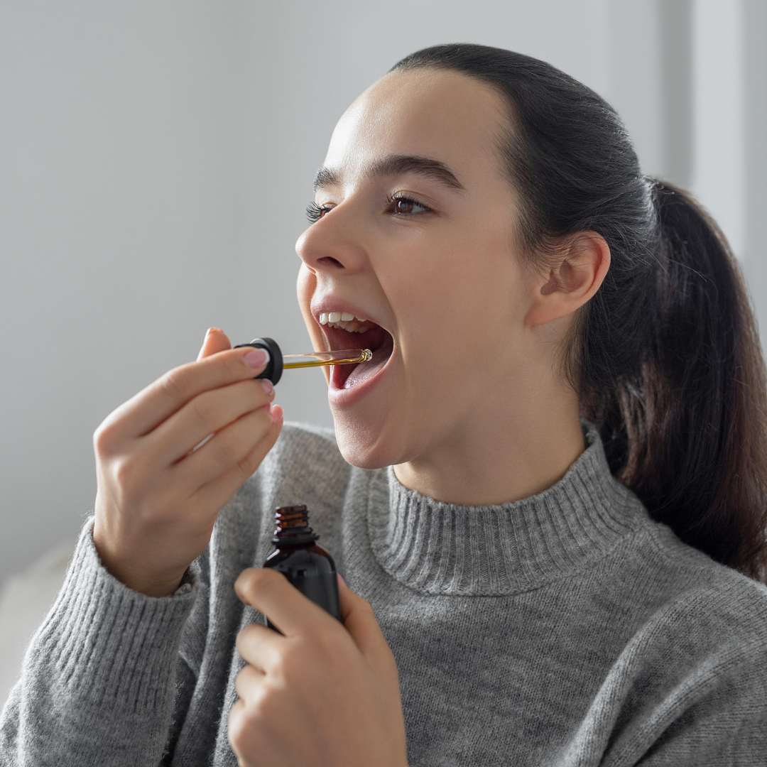 Pour bénéficier des bienfait du cannabidiol, il faut mettre une à plusieurs gouttes d'huile de cbd bio sous la langue et laisser agir 1 minute avant d'avaler