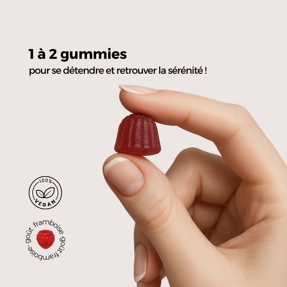 Main féminine présentant un gummy rouge en forme de framboise, recommandé à raison de 1 à 2 gummies par jour pour la détente.