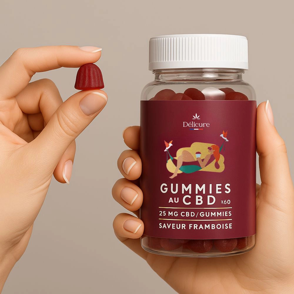 Personne tenant le pot de gummies CBD Délicure tout en montrant une gélifie rouge, soulignant la praticité d’une prise quotidienne.