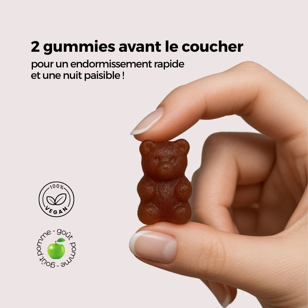 Main féminine présentant un gummy en forme d’ourson, saveur pomme, prendre deux gummies avant le coucher pour un endormissement rapide.