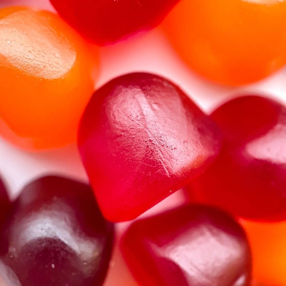 Gros plan de gummies rouges/orangés en forme de cœur — illustration de la section “Comment utiliser le safran pour le TDAH”.