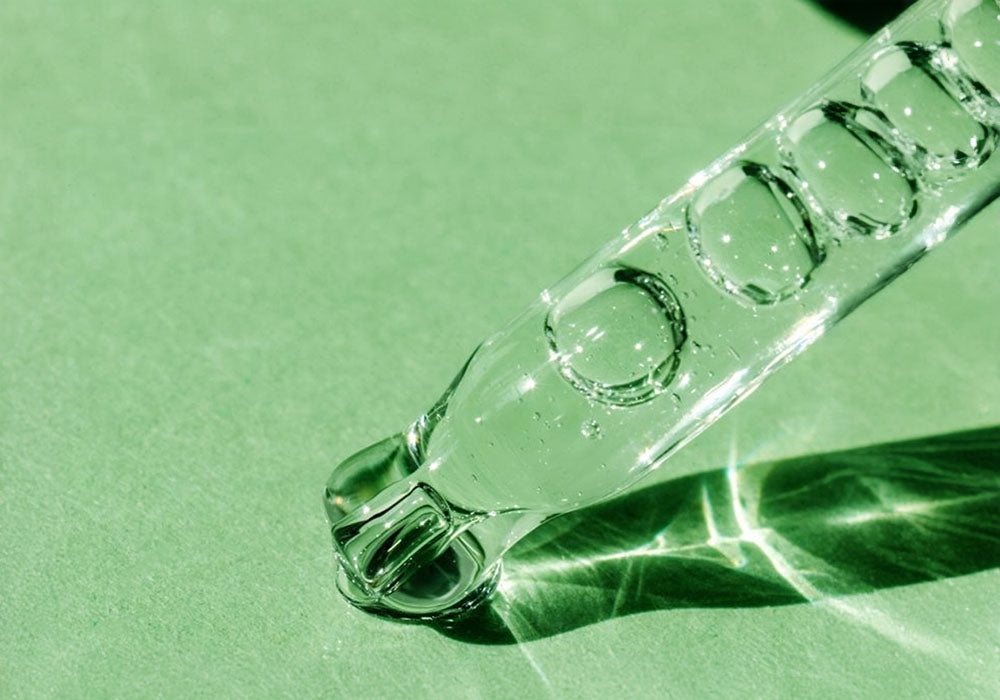 photo d'une goutte d'huile de cbd, l'huile de cbd se consomme de manière sublinguale afin d'augmenter son efficacité