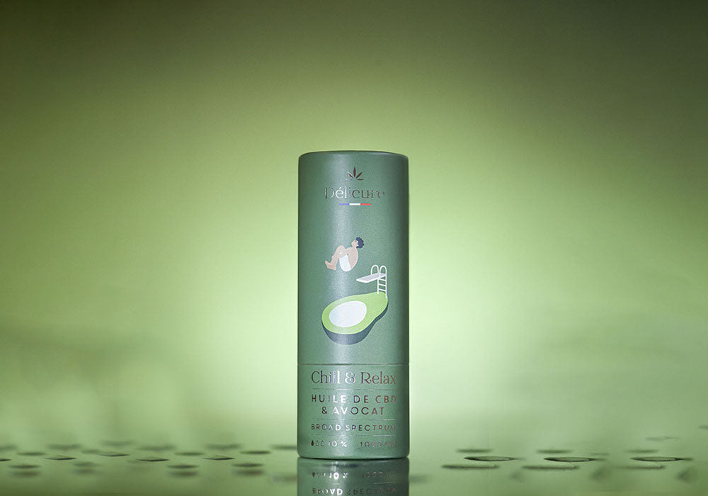 photo de l'étui renfermant le flacon d'huile de cbd 10% de la marque délicure. Une huile de CBD biologique et fabriquée en france