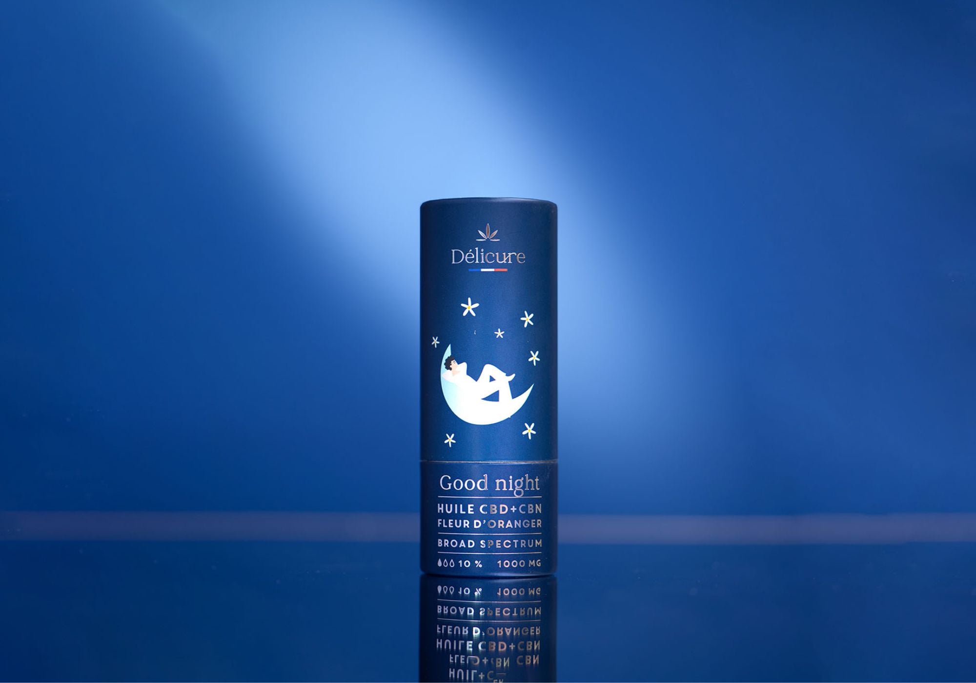 L'huile CBD Sommeil de Délicure, 100% naturelle et bio, se décline en deux formules : une au CBD/CBN pour une relaxation sans mélatonine, et une au CBD, plantes apaisantes et mélatonine pour un sommeil profond et réparateur.