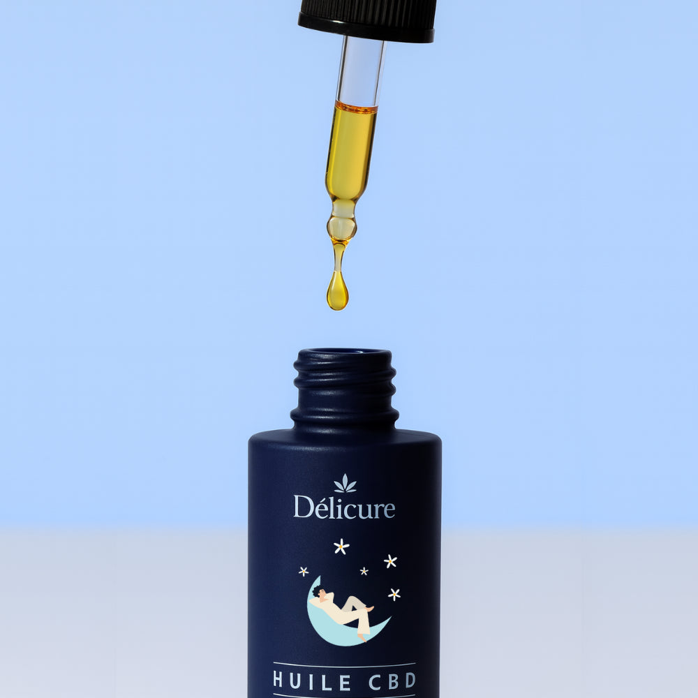 Flacon d’huile Délicure Good Night CBD + CBN avec pipette et goutte d’huile dorée, formule broad spectrum à la fleur d’oranger, idéale pour un sommeil profond et réparateur.