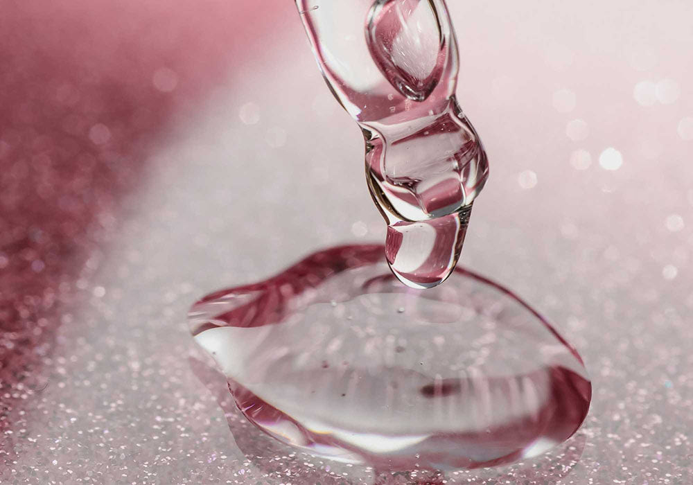 goutte d'huile de CBD periode care sur fond rose, une huile de CBD spécialement conçue pour les femmes