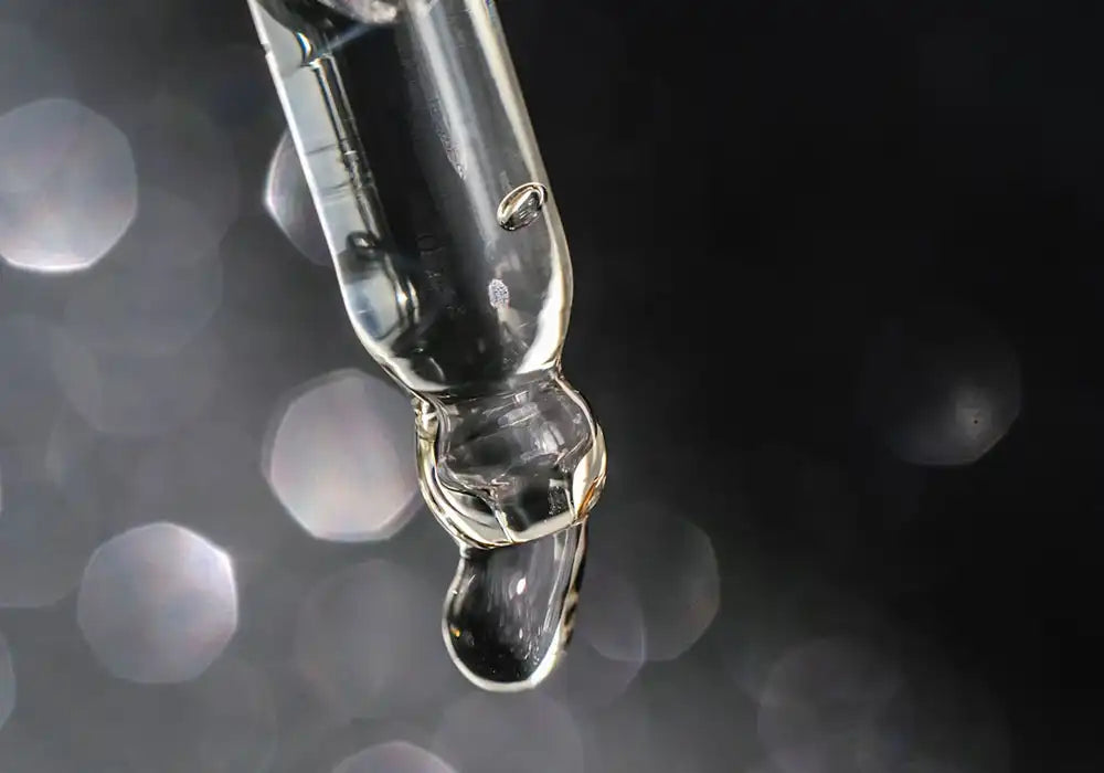 Image d'un compte-gouttes en verre avec une goutte d'huile de cbd douleurs de delicure, qui grace à sa formule dédiée,réduit les douleurs liées aux muscles et articulations.