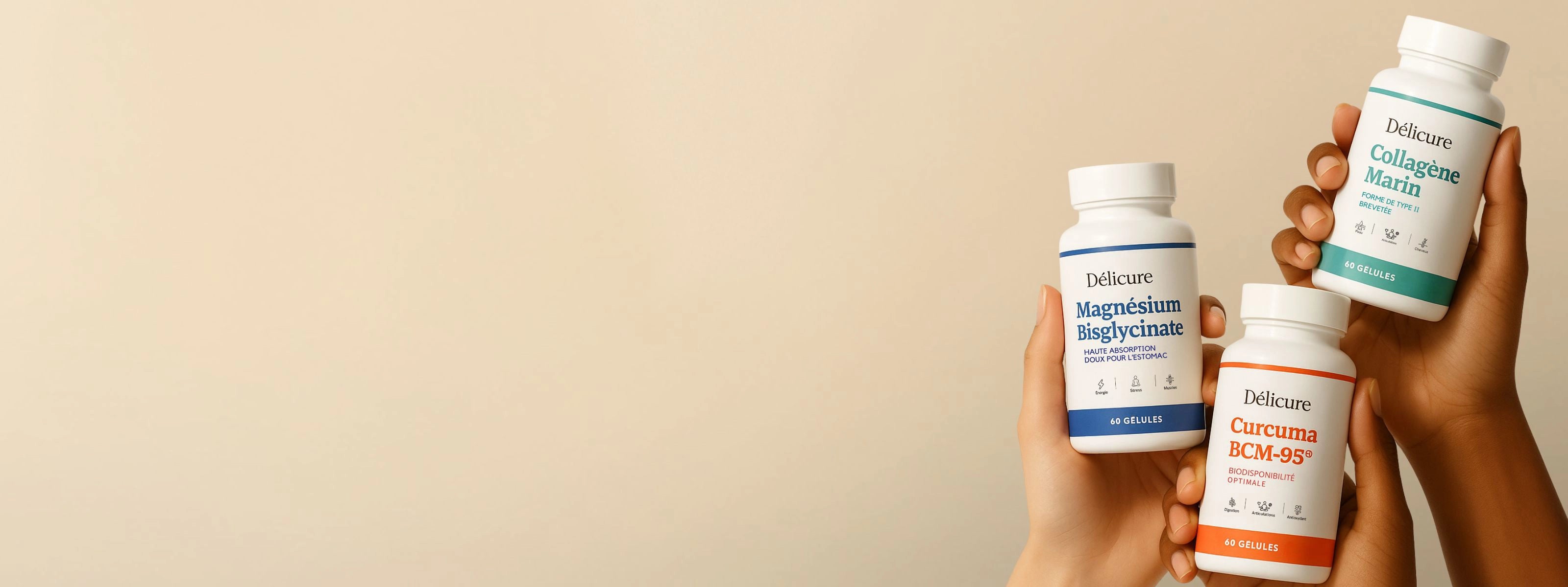 Trois mains tiennent les compléments alimentaires Délicure — Magnésium Bisglycinate, Curcuma BCM-95® et Collagène Marin — sur un fond beige lumineux, illustrant la gamme de gélules bien-être naturelles et haut de gamme de la marque.