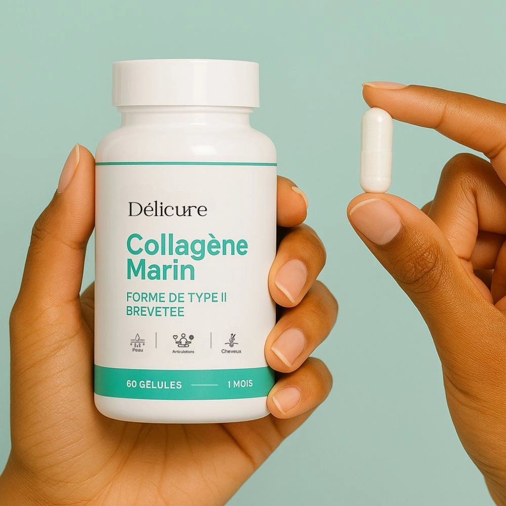 Main tenant une gélule de Collagène Marin délicure, idéal pour favoriser l’hydratation cutanée et améliorer la souplesse articulaire.