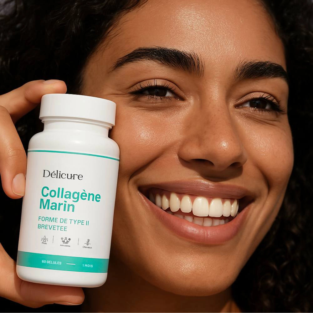 Femme souriante tenant un flacon de Collagène Marin Délicure, mettant en avant ses bienfaits sur la peau et la mobilité articulaire.