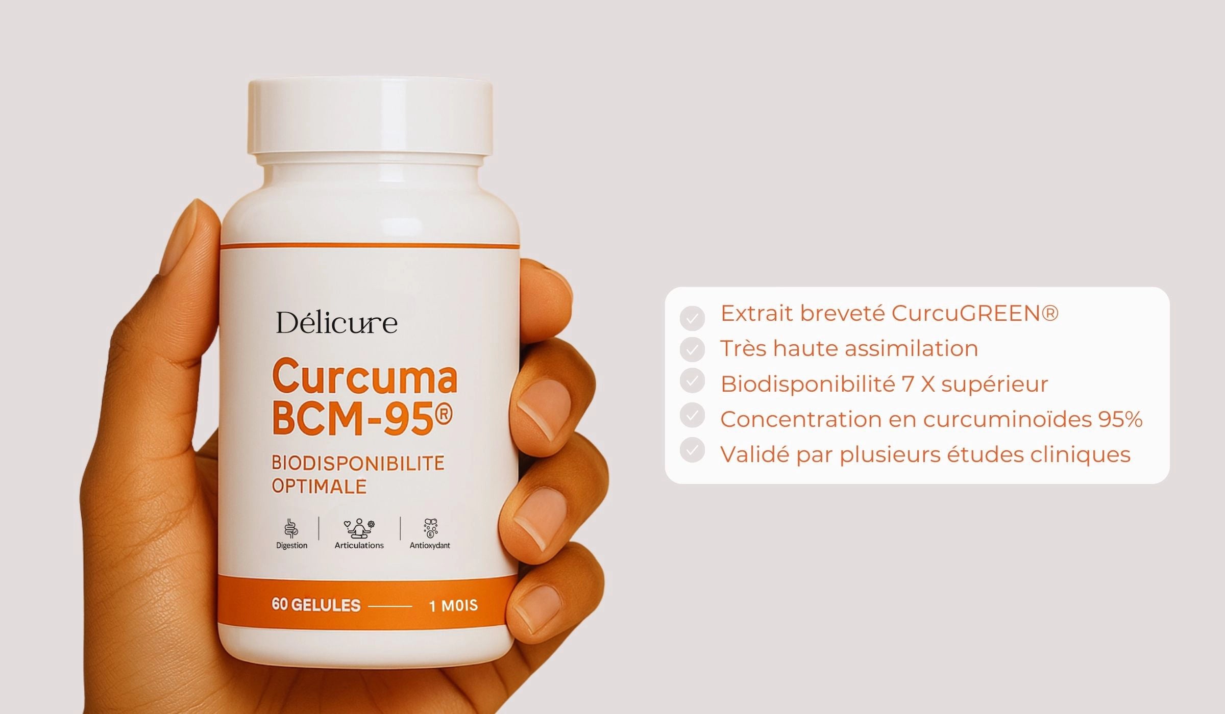 une main tenant un pot de gélules curcuma délicure et rappelant les principaux atouts de ce curcuma breveté