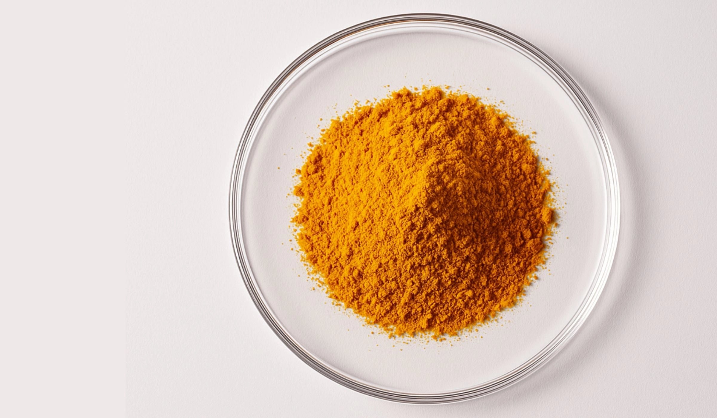 coupelle transparente sur fond clair contenant de la poudre de curcuma breveté délicure