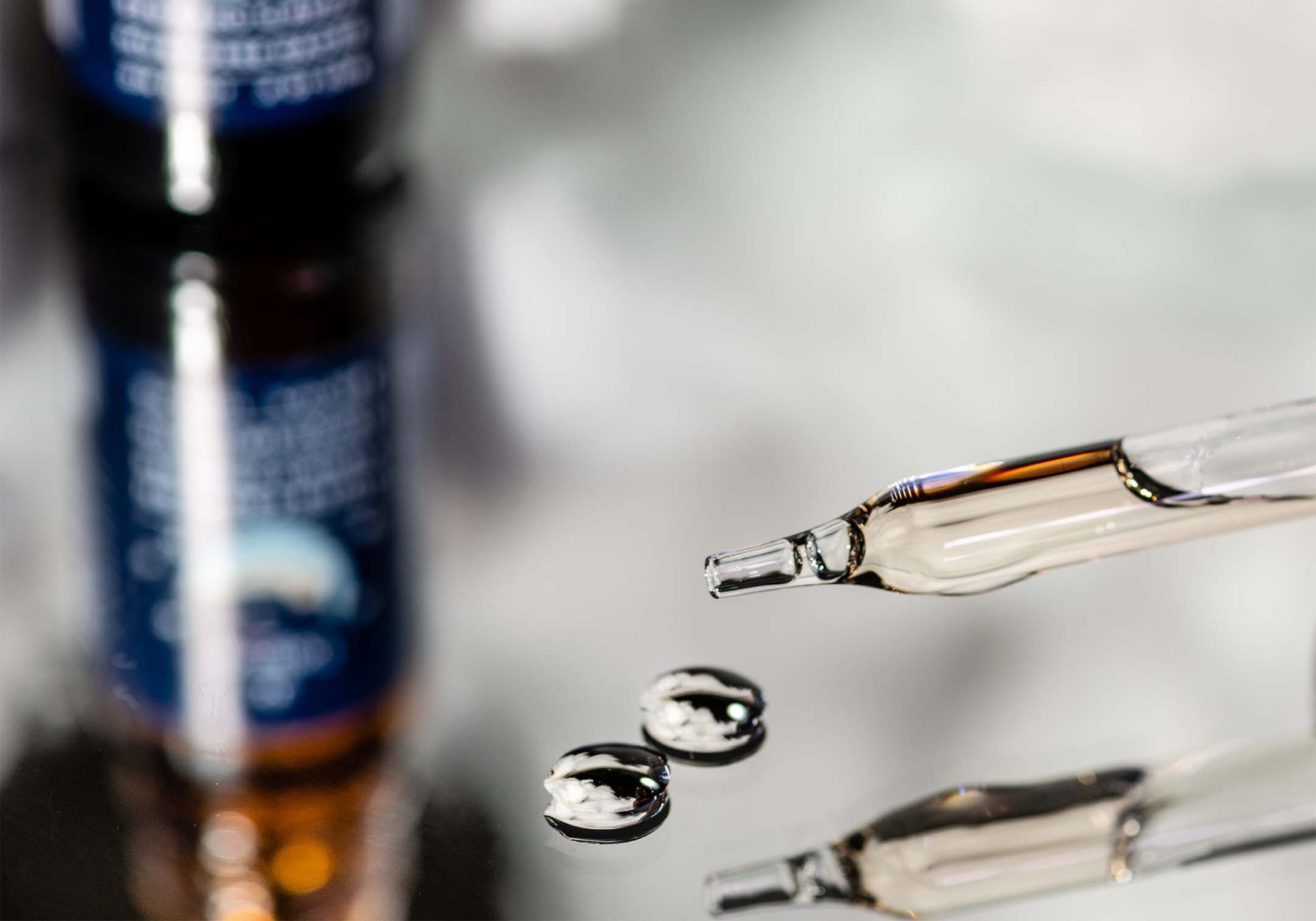 La mélatonine, hormone naturelle produite par la glande pinéale, synchronise le cycle veille/sommeil en facilitant l'endormissement, et combinée au CBD dans l'huile Délicure, elle aide à réduire l'insomnie et améliorer la qualité du sommeil.