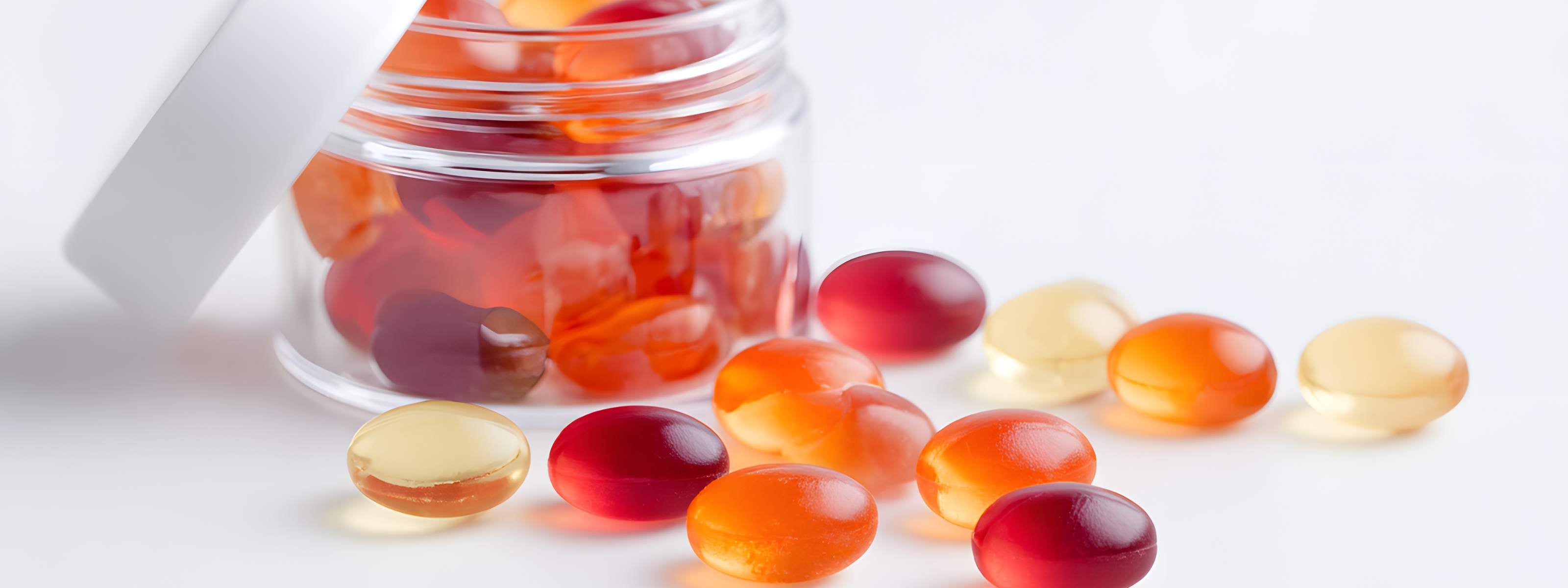 photo de gummies au cbd multicolores sur fond blanc