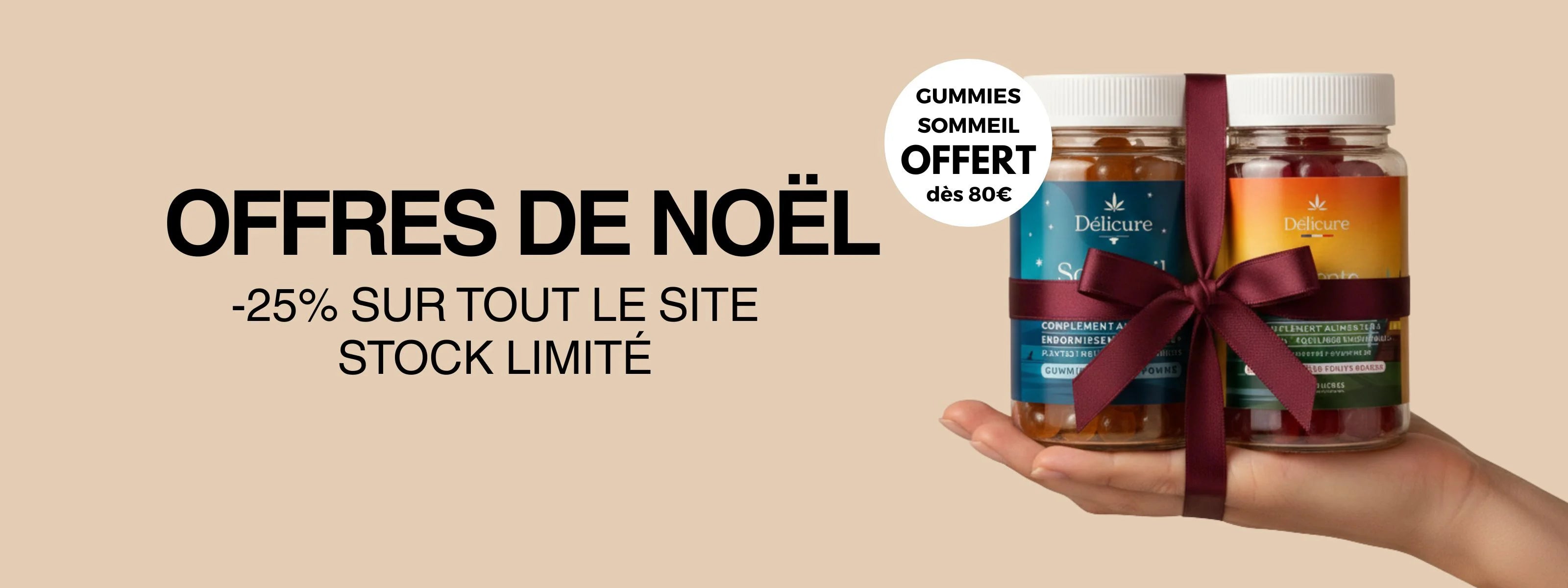 Deux pots de gummies Délicure présentés dans une main, entourés d’un ruban bordeaux, avec message Offres de Noël et -25 % sur tout le site, offre gummies sommeil offerts dès 80 €.