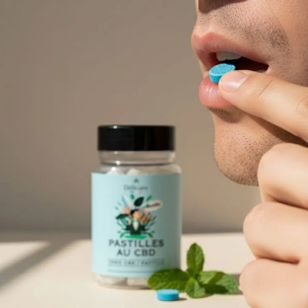 Homme prenant une pastille au CBD menthe Délicure avec le pot en arrière-plan 10 mg CBD par pastille, sans THC, effet relaxant.