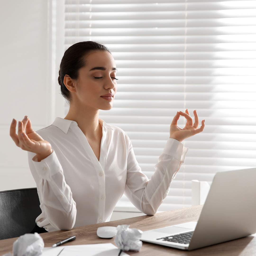 Gestion du stress par la méditation, pratique complémentaire pour réduire les douleurs rénales liées aux tensions et à l’anxiété.