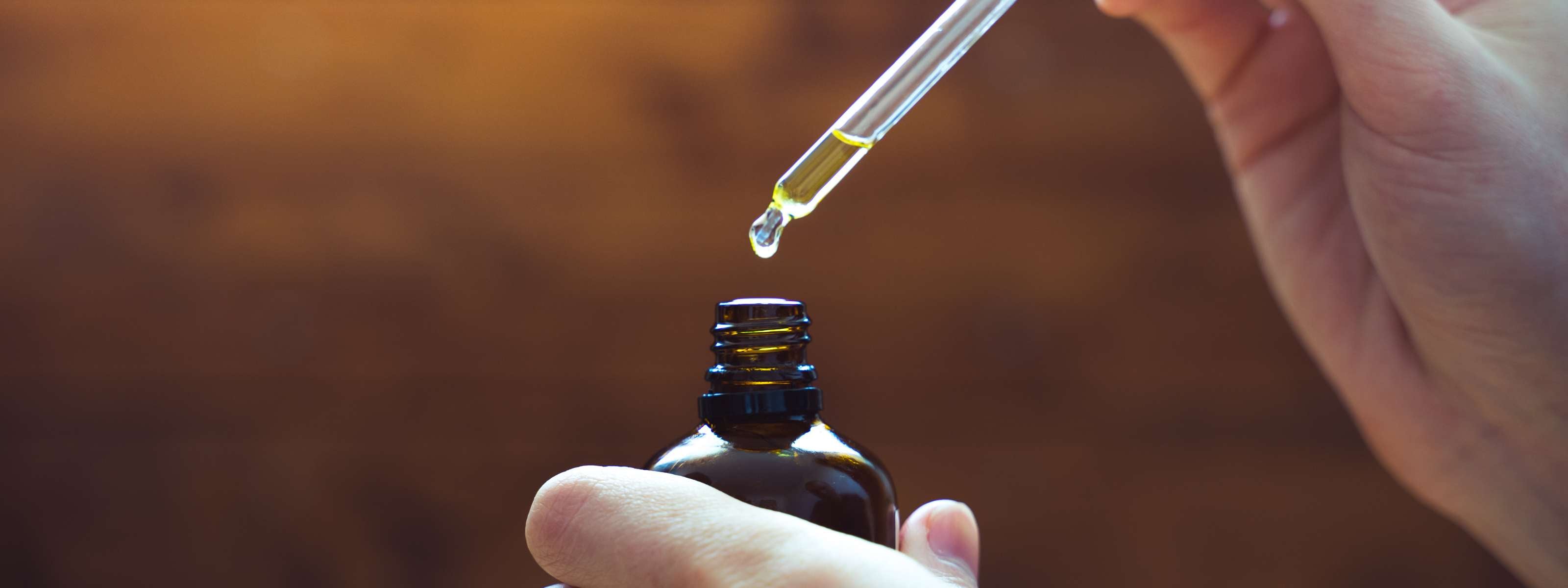 L'huile de cbd bio est un produit très recherché car il est 100% naturel et très efficace sur de nombreux champs d'action : stress, douleurs, sommeil.