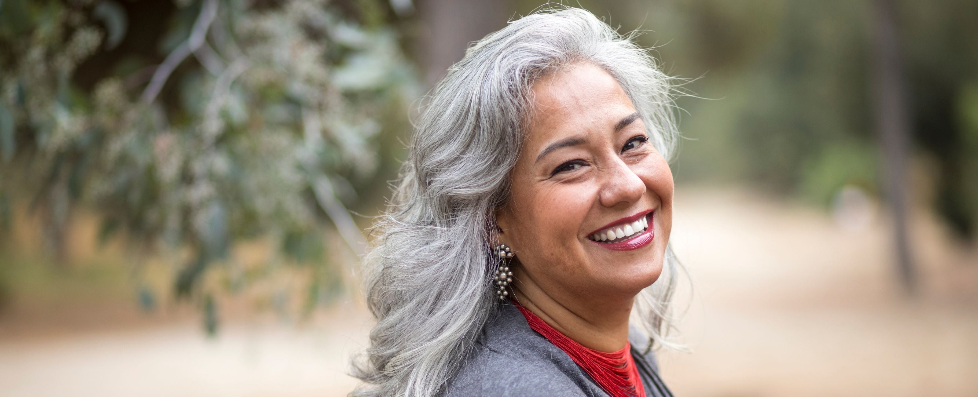 Cheveux blancs : causes, origine et solutions naturelles