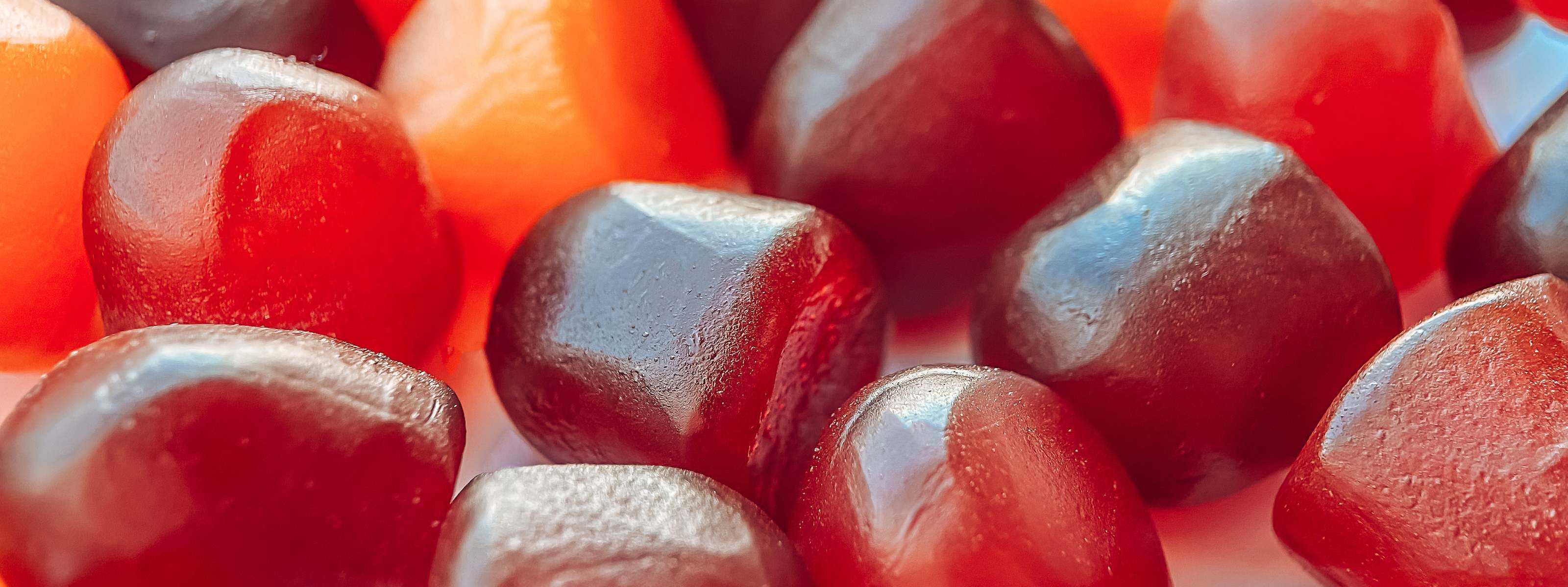 photo de Gmmies rouges au safran illsutrant la gourmandise de ce produit ainsi que son arôme fruits des bois