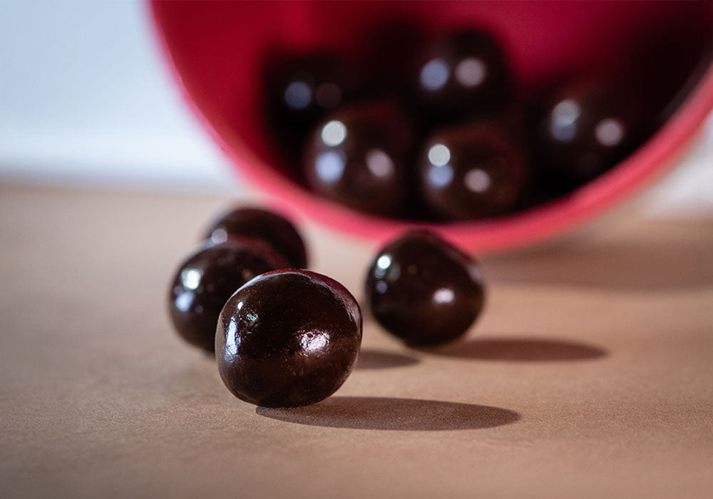 gros plan sur les billes de chocolat noir enrichies au cbd anti stress de la marque délicure.