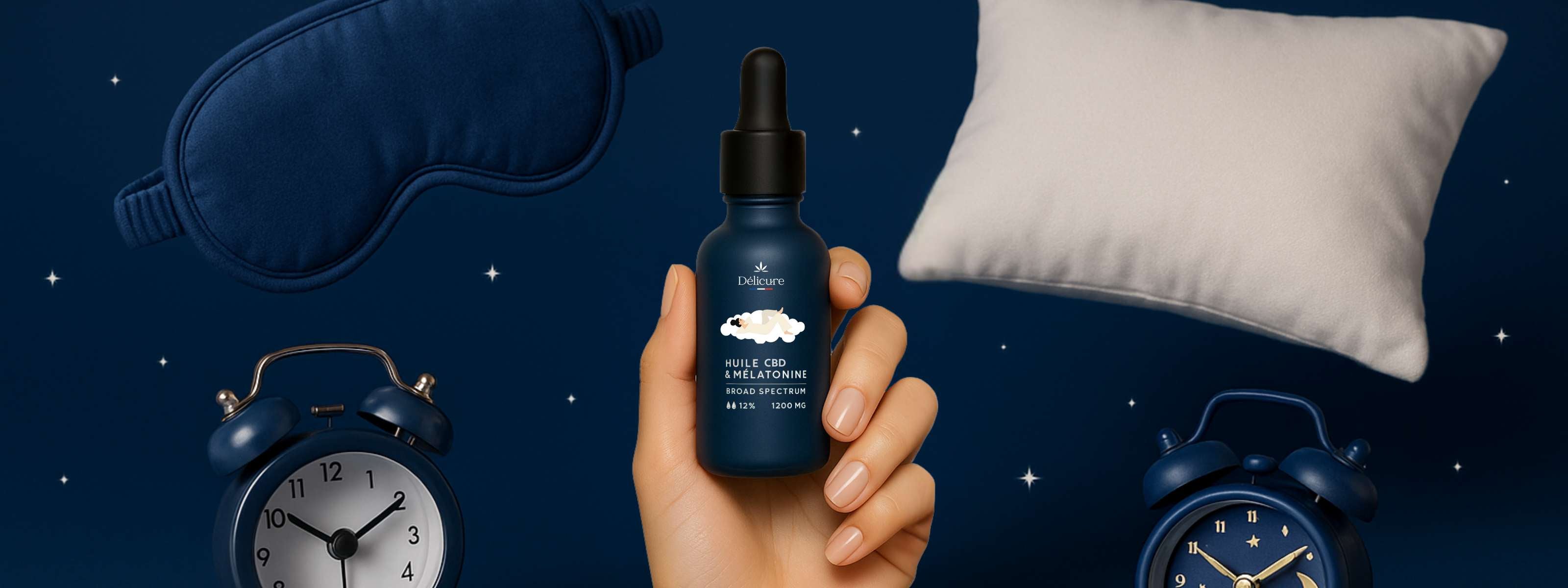 Flacon d’huile de CBD sommeil Délicure tenu à la main, entouré d’un coussin, d’un masque de nuit et de réveils, illustrant un rituel apaisant du coucher.