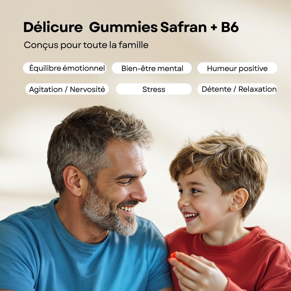 Homme souriant avec un enfant blond et un pot de gummies Safran + B6, illustrant un complément alimentaire familial pour l’équilibre émotionnel et la détente. 