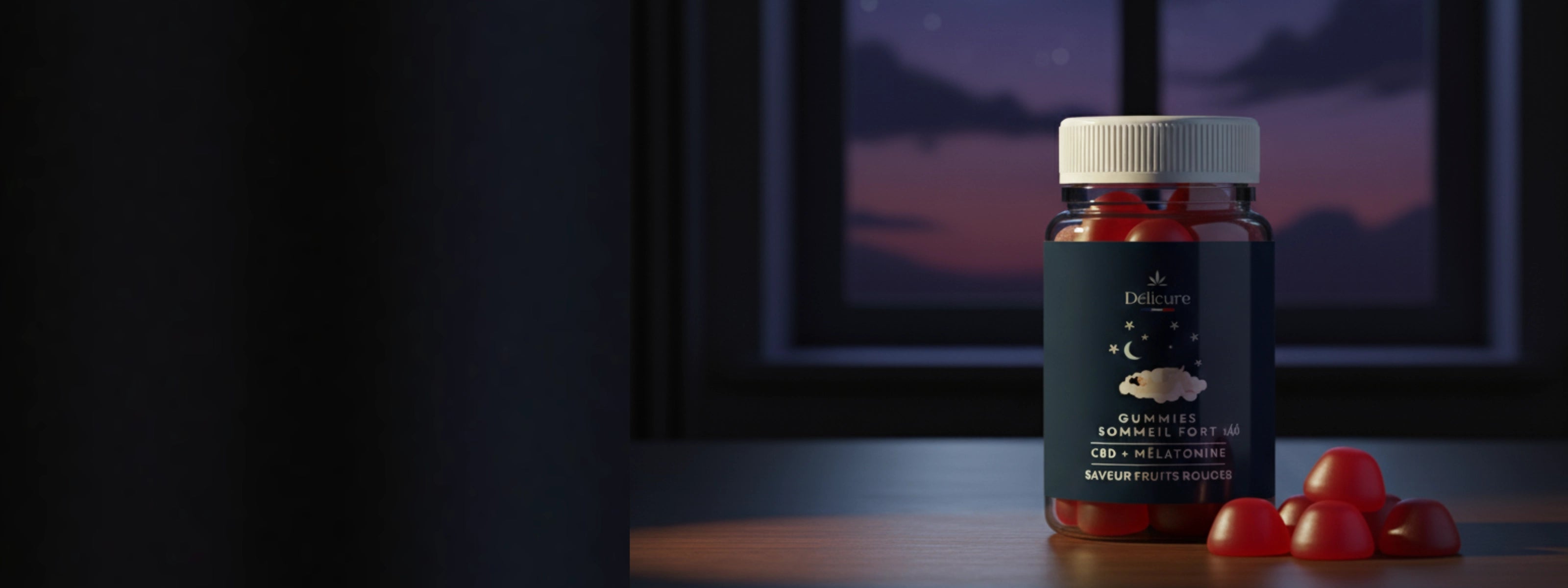 Pot de gummies Délicure Sommeil Fort au CBD et à la mélatonine posé sur une table devant une fenêtre de nuit, sous une lune et un ciel étoilé