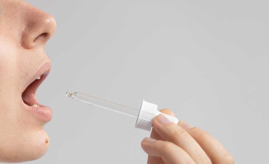 L'huile de CBD s'utilise par voie sublinguale pour soulager rapidement les inconforts de la ménopause. Cette molécule naturelle aiderait à soulager les symptômes causés par la ménopause. Le CBD exercerait une influence sur les tissus et les processus reproducteurs des femmes. Il régulerait diverses fonctions corporelles comme la température, la douleur, l'humeur ou encore l'immunité.