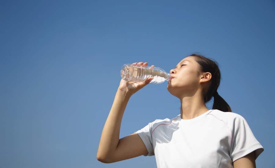 Hydratation et eau fraîche, geste essentiel pour activer le métabolisme et améliorer la dépense énergétique quotidienne