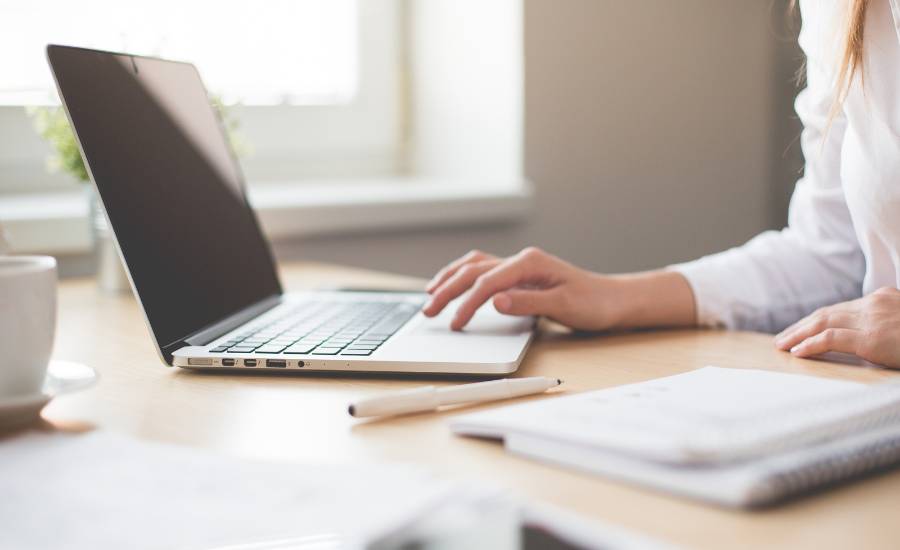 Le CBD permet de réduire le stress lié au travail, soulager les douleurs souvent pénalisantes lors de longues journées de travail et trouver facilement le sommeil. Ainsi un employé moins stressé et reposé sera forcément plus heureux et performant.