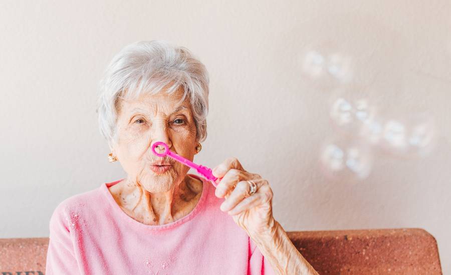 uomo donna dai capelli bianchi