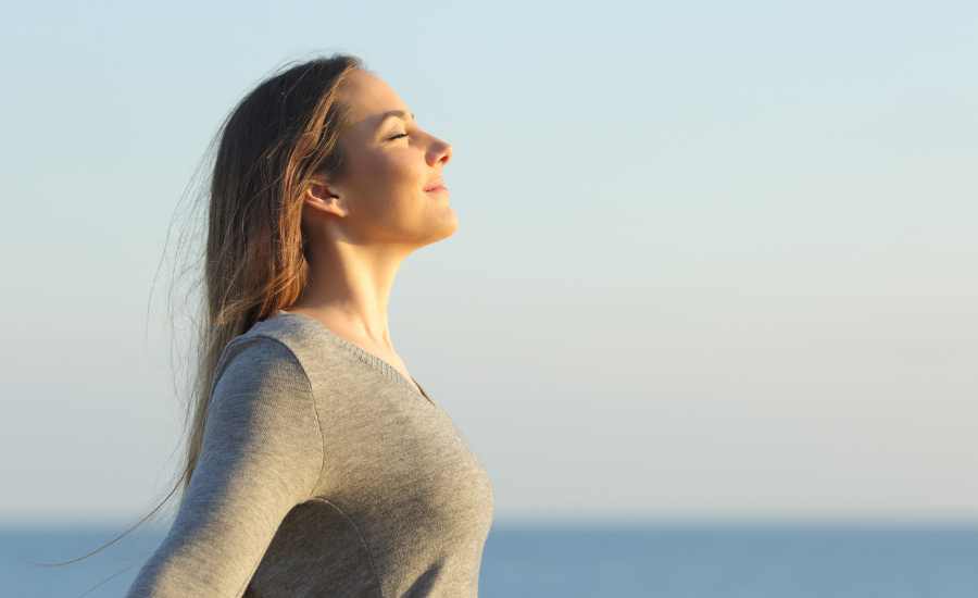 La respiration, en stimulant le système nerveux parasympathique, permet de contrer la réponse au stress aigu en abaissant le rythme cardiaque et la pression artérielle, favorisant un état de calme accessible à tous, partout et sans équipement.