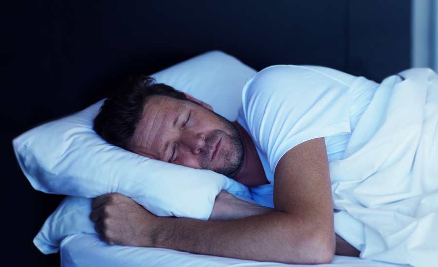 Les adultes de 20 à 60 ans ont besoin de 7 à 9 heures de sommeil, mais des nuits souvent perturbées par le stress, les responsabilités et des habitudes inadaptées, combinées à une diminution du sommeil profond, affectent leur récupération et leur sensibilité aux troubles du sommeil.