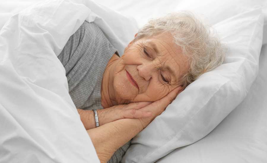 À partir de 60 ans, le sommeil profond diminue, les réveils nocturnes augmentent, et les nuits de 6 à 7 heures sont souvent complétées par des siestes, qui, si prolongées, peuvent perturber les cycles nocturnes.