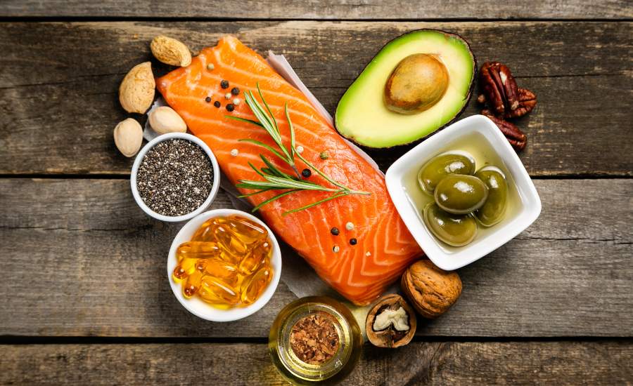 Capsule di salmone, avocado, noci e olio Alimenti ricchi di grassi buoni e proteine ​​come salmone, avocado e noci, ideali per aumentare naturalmente il metabolismo