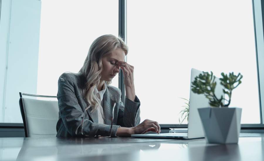 plusieurs études scientifiques ont mis en évidence l'efficacité du CBD pour réduire le stress. Pour lutter contre le stress, le CBD se révèlerait être très efficace. En effet, il agirait favorablement sur les récepteurs endocannabinoïdes CB1 sur l’amygdale du cerveau, l’hippocampe et dans le cortex cingulaire (structures encéphaliques connues pour réguler l’anxiété).  Sa consommation procurerait une relaxation rapide qui, en conséquence, favoriserait une décontraction des muscles et réduirait les tensions mentales. Le cannabidiol permettrait aussi de ne pas être submergé par la pression et offrirait une meilleure gestion du stress. Sa consommation procurerait une relaxation rapide qui, en conséquence, favoriserait une décontraction des muscles et réduirait les tensions mentales. Le cannabidiol permettrait aussi de ne pas être submergé par la pression et offrirait une meilleure gestion du stress.