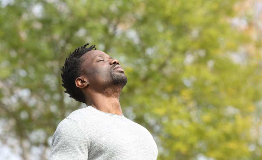 La respirazione consapevole riduce lo stress, migliora la concentrazione, rafforza l'equilibrio emotivo, favorisce un sonno migliore e riduce la tensione muscolare, contribuendo così al benessere generale.